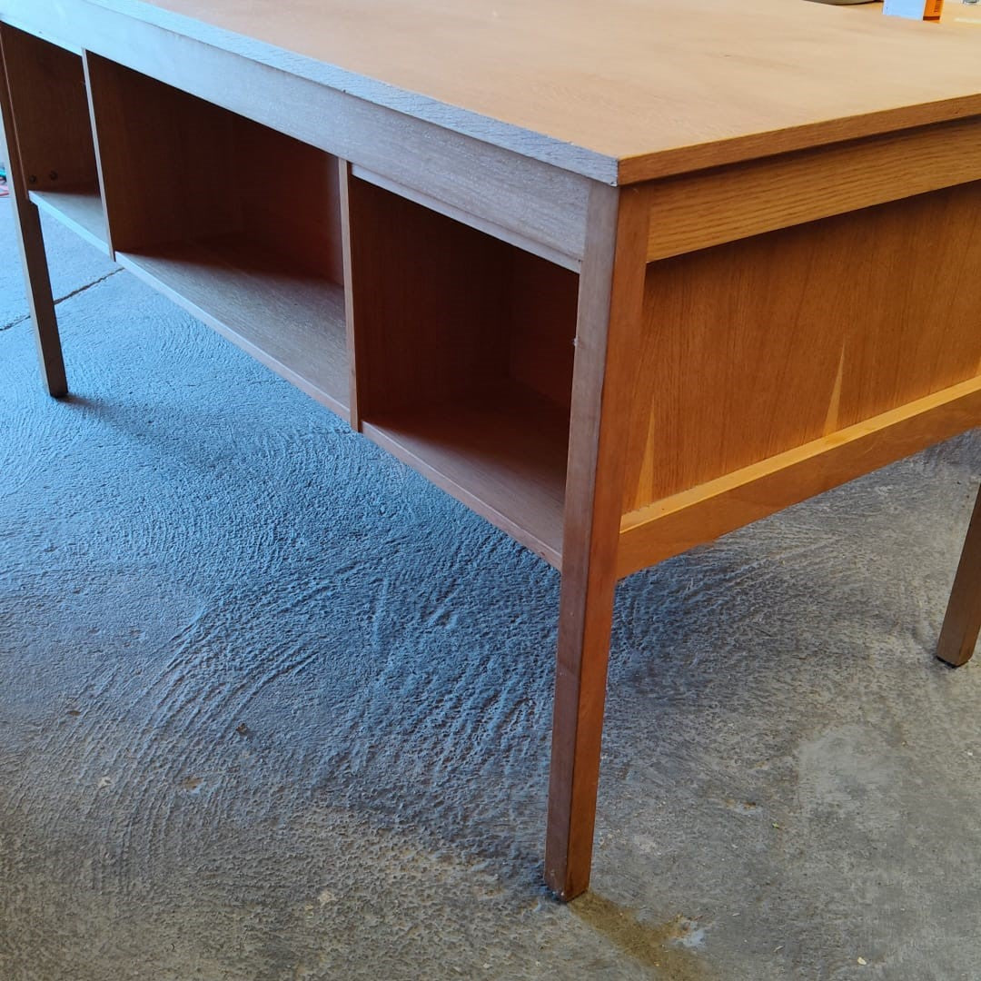 Bureau vintage scandinave en chêne double face - Suède - années 60