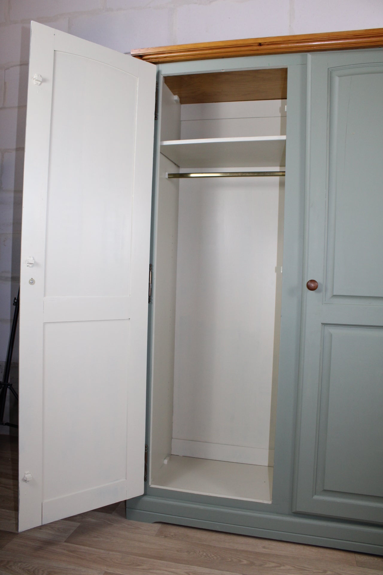 Armoire vintage Gautier relookée – style années 60 – vert sauge - Furniture 1960