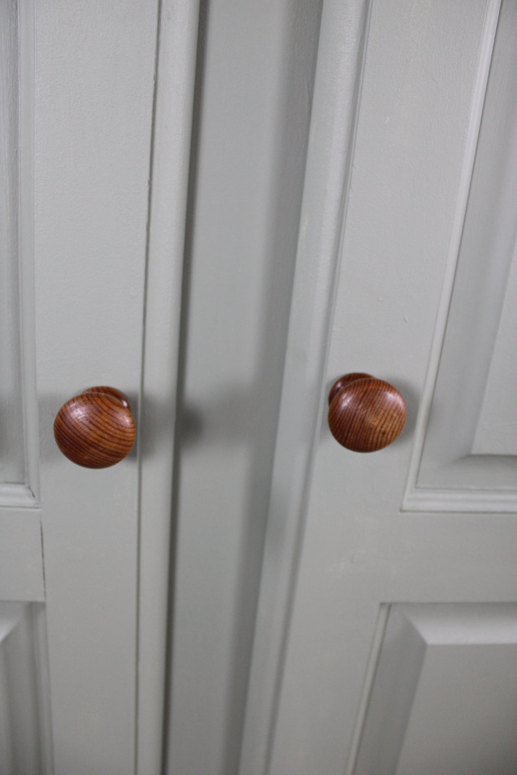 Armoire vintage Gautier relookée – style années 60 – vert sauge - Furniture 1960