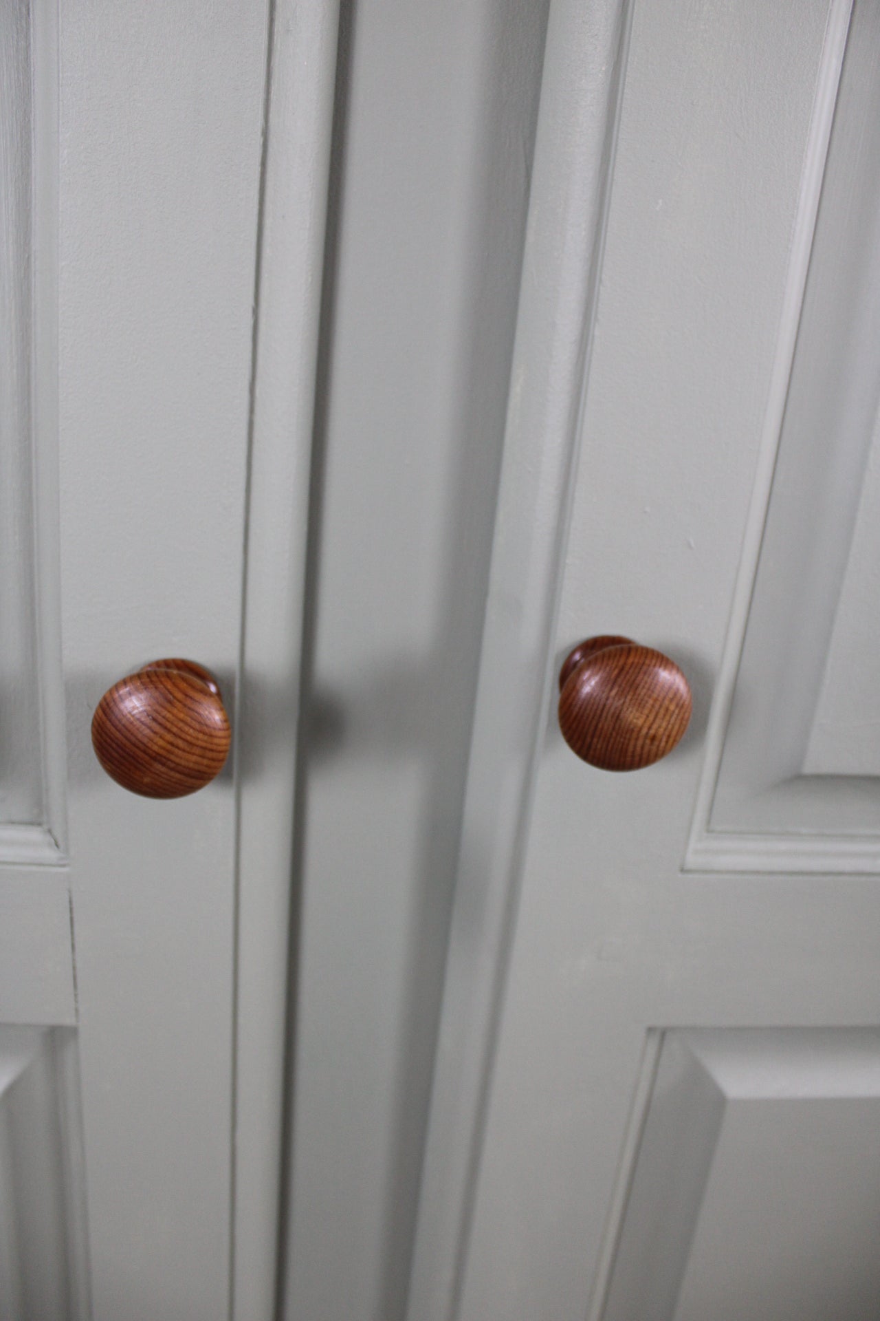 Armoire vintage Gautier relookée – style années 60 – vert sauge - Furniture 1960