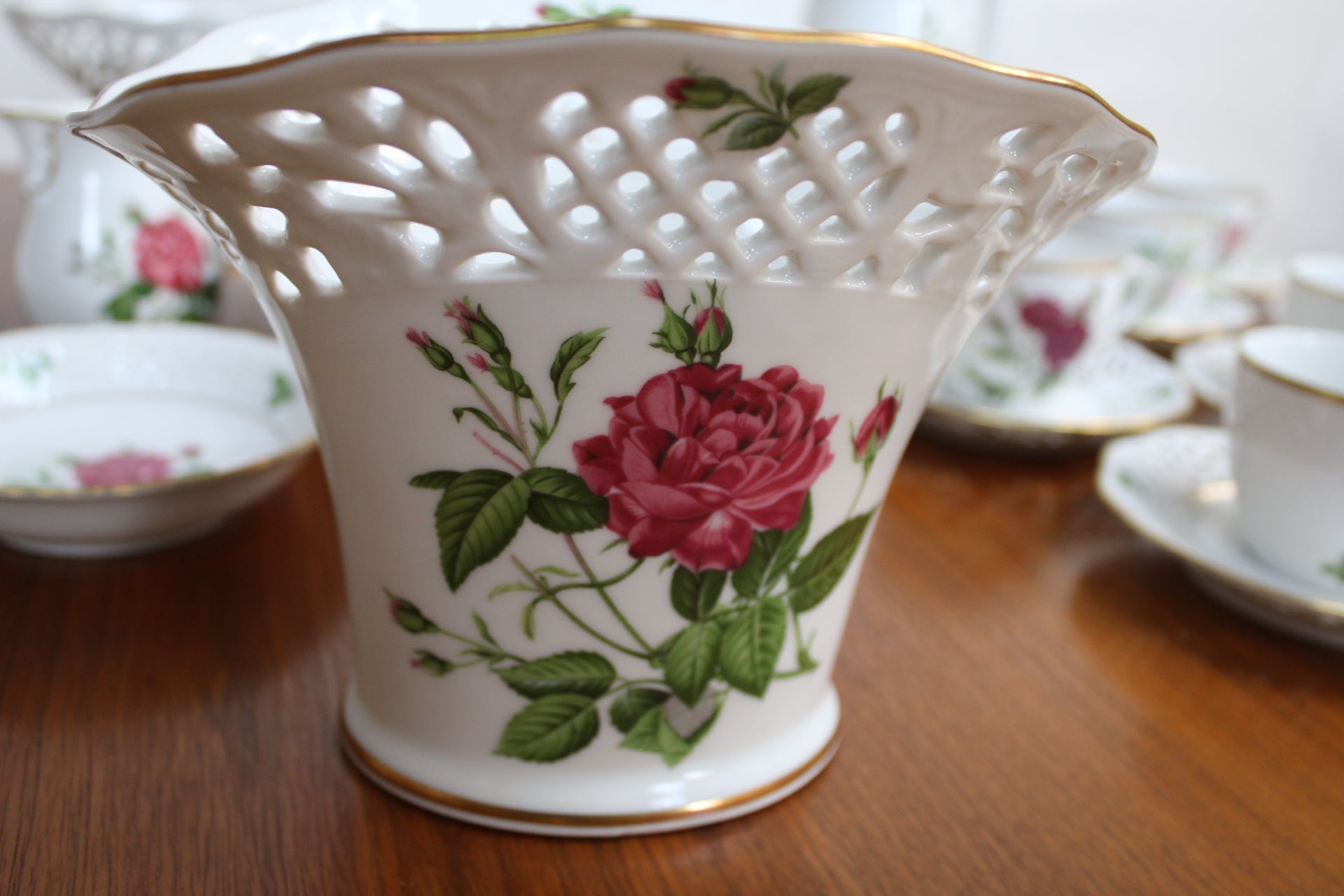 Service en porcelaine ajourée – Pierre-Joseph Redouté pour Arzberg - Furniture 1960