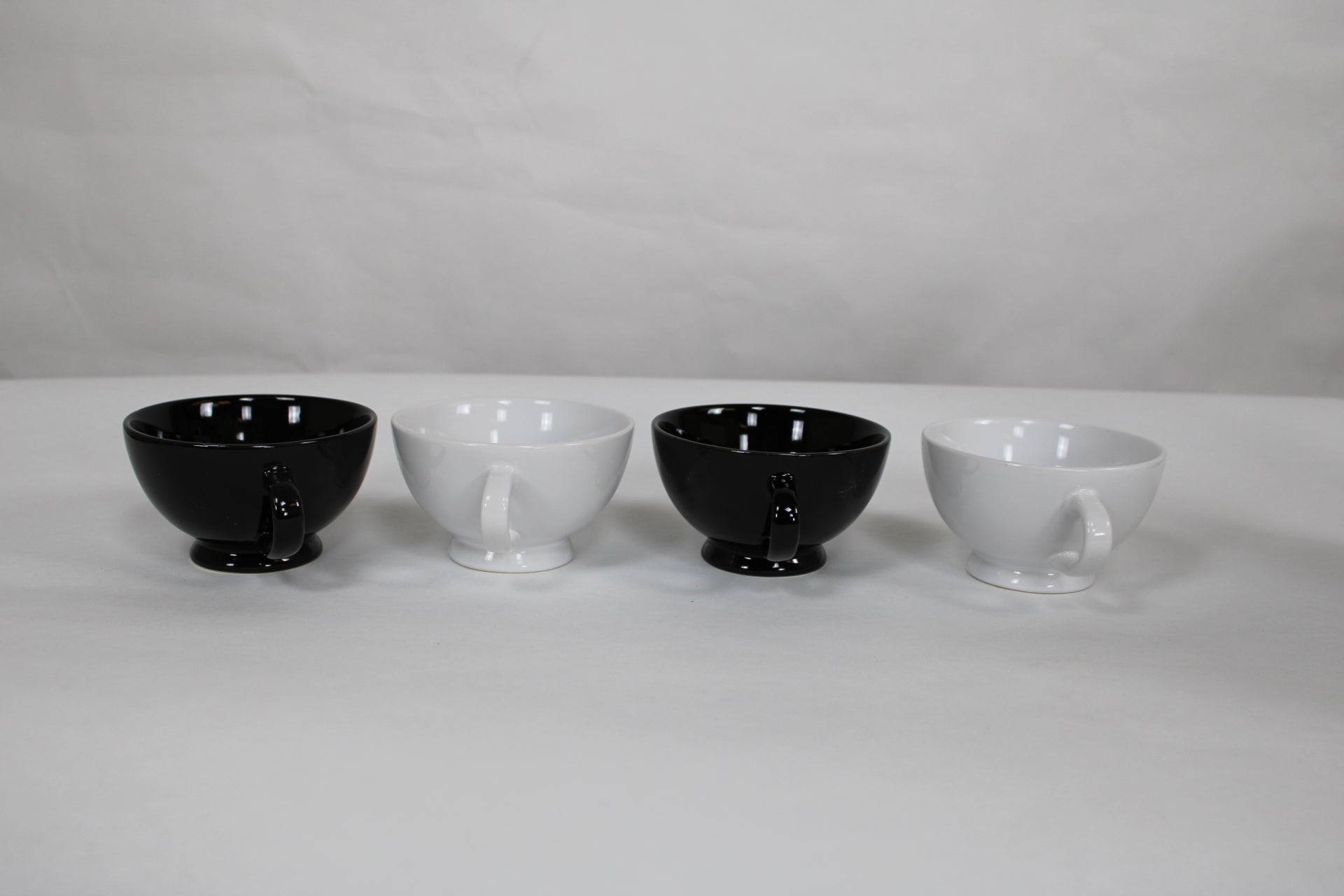 Paire de tasses neuves – noir ou blanc – LOBDESIGN Suède - Furniture 1960