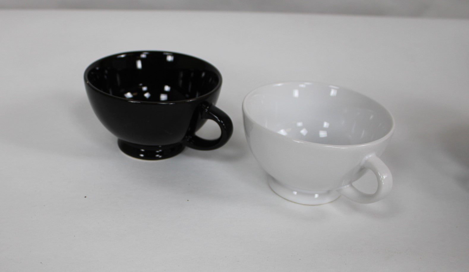 Paire de tasses neuves – noir ou blanc – LOBDESIGN Suède - Furniture 1960