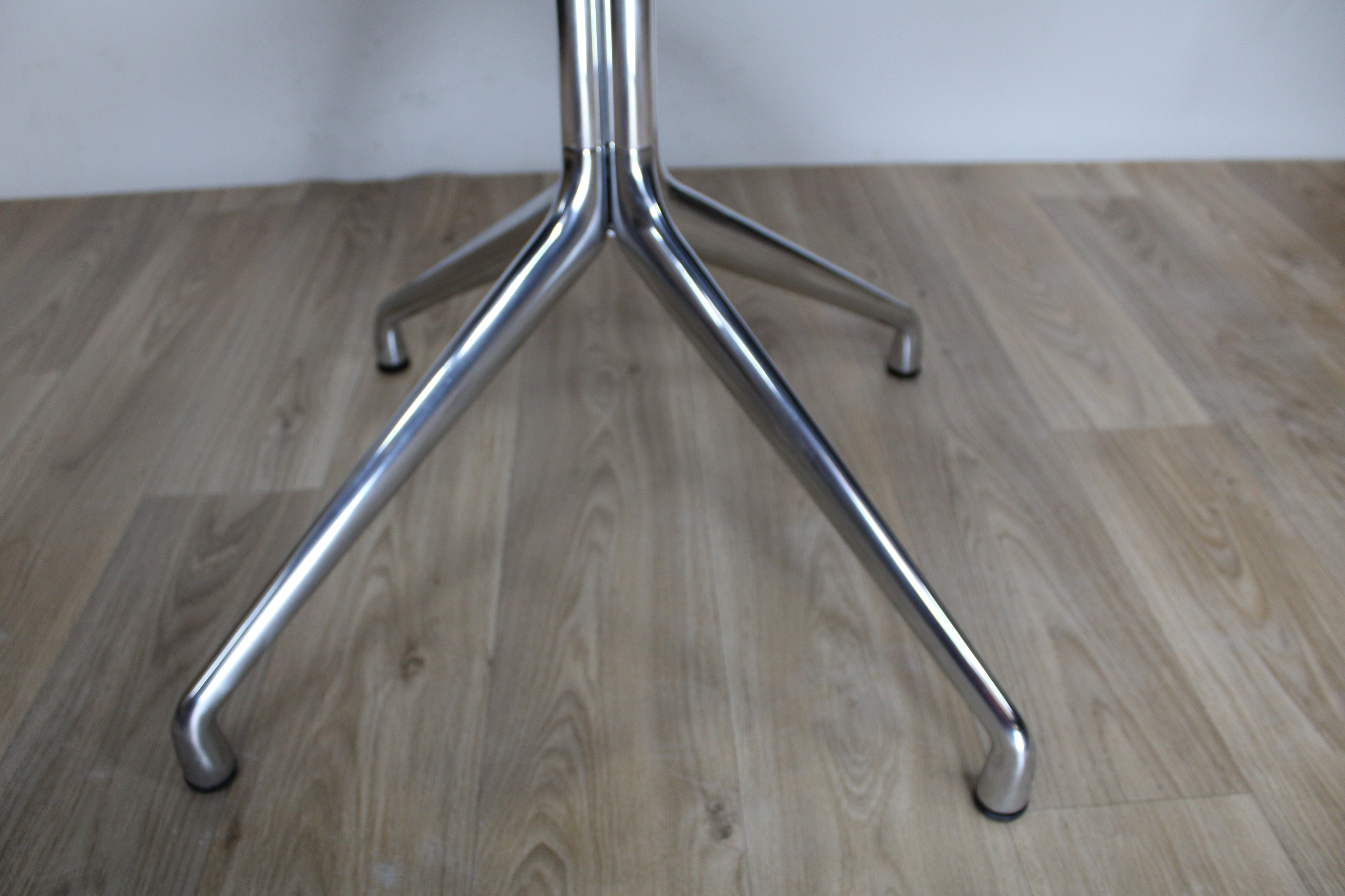 Table HAY "About a Table" AA20 Ronde Noir par Hee Welling