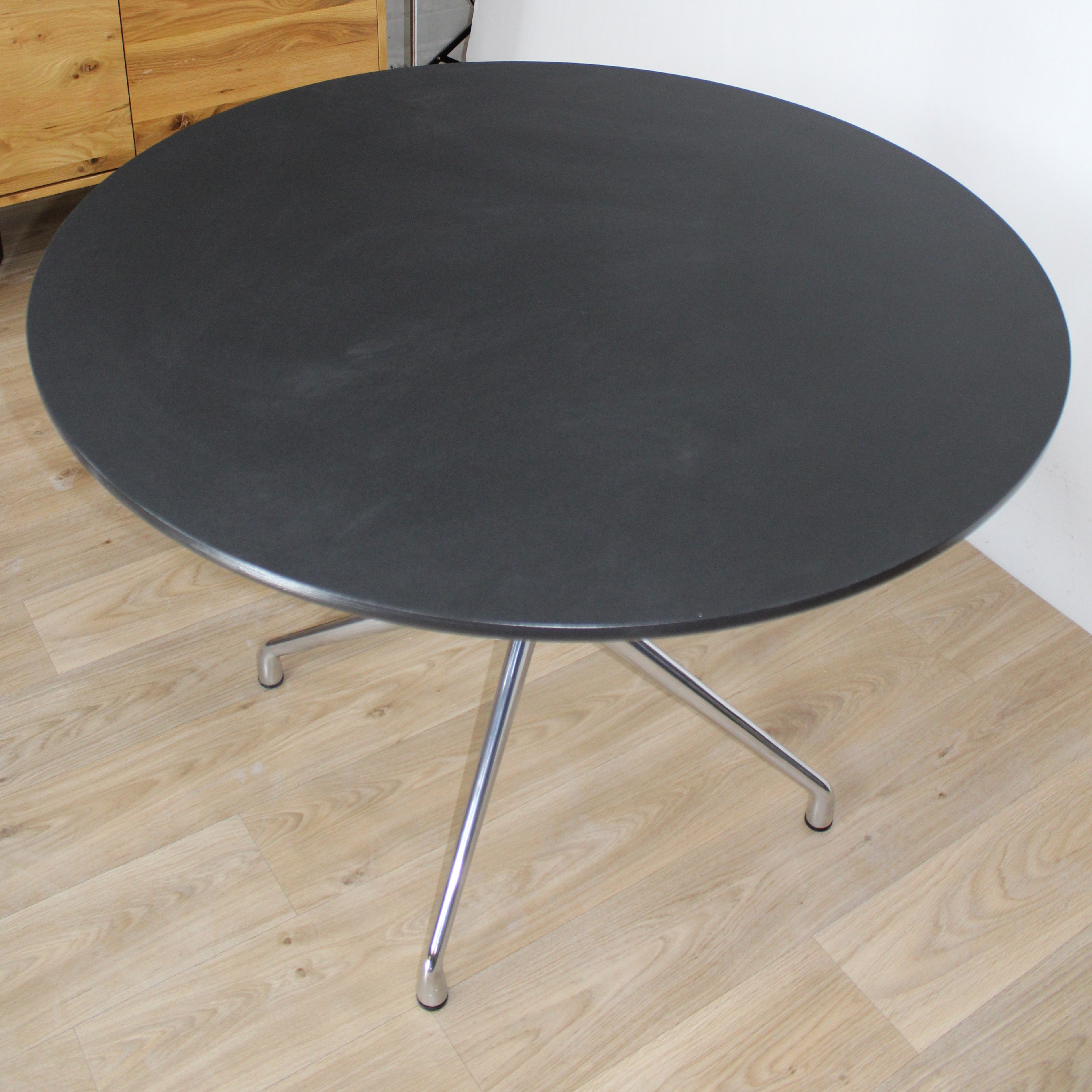Table HAY "About a Table" AA20 Ronde Noir par Hee Welling