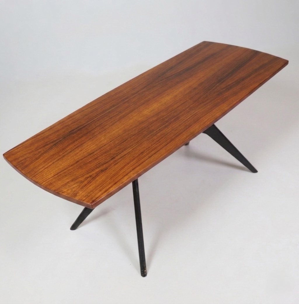 Table basse Scandinave vintage en teck et piètement noir - 142 cm - années 60