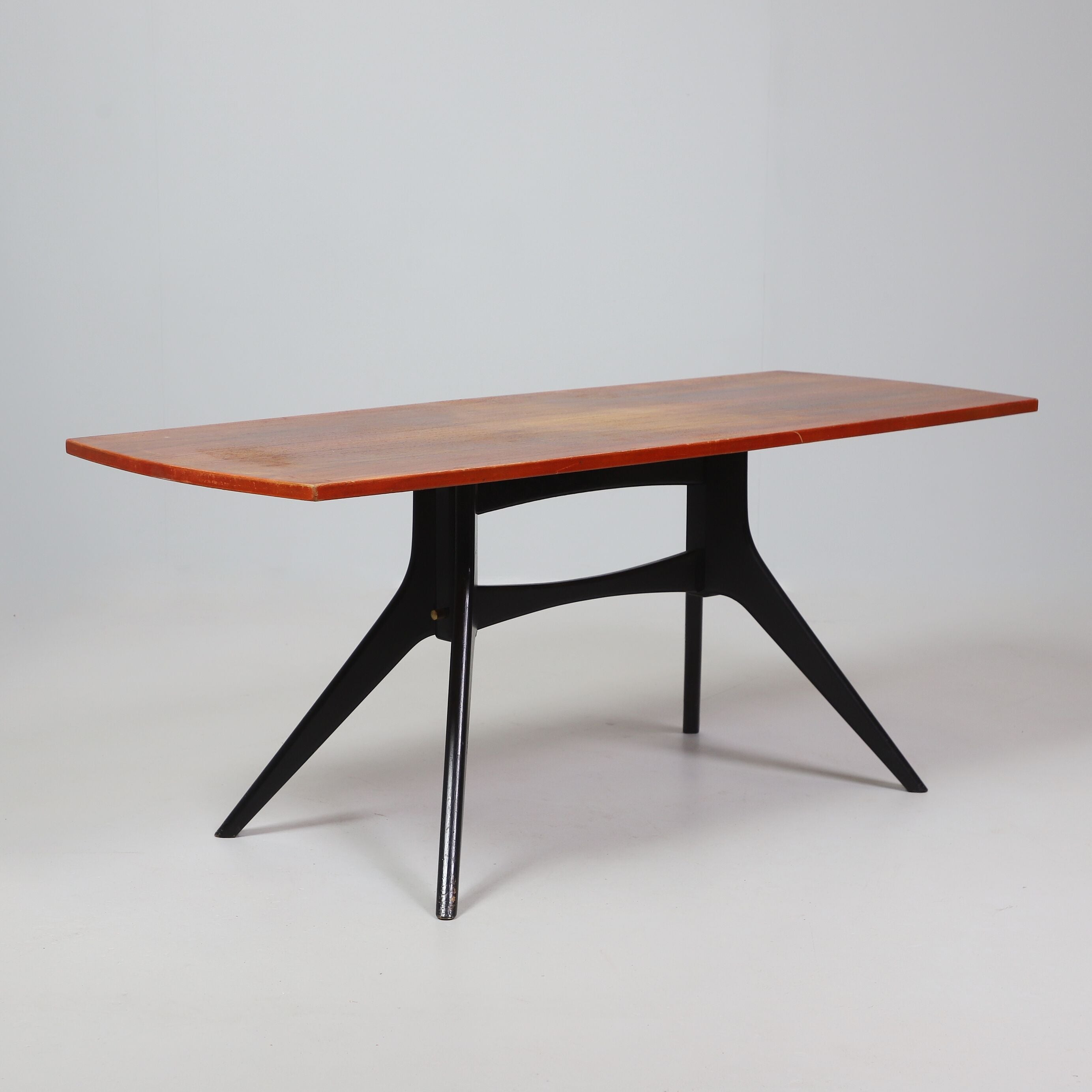 Table basse Scandinave vintage en teck et piètement noir - 142 cm - années 60