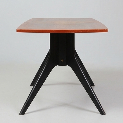 Table basse Scandinave vintage en teck et piètement noir - 142 cm - années 60