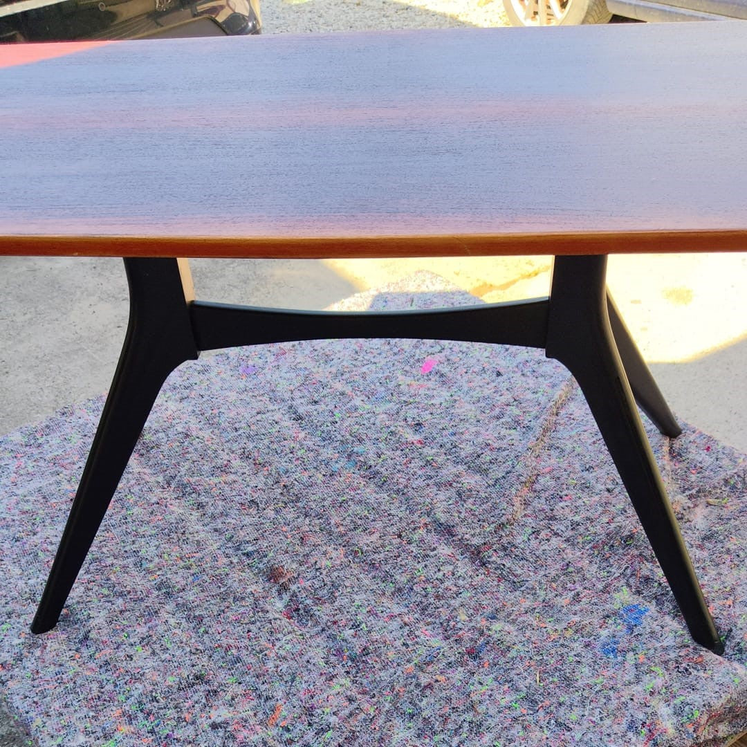 Table basse Vintage Scandinave en teck et piètement noir - années 60