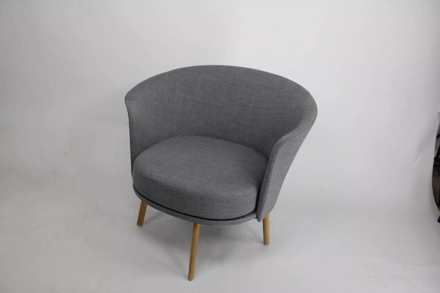 Fauteuil lounge Dorso dessiné par GamFratesi pour HAY, édité au Danemark