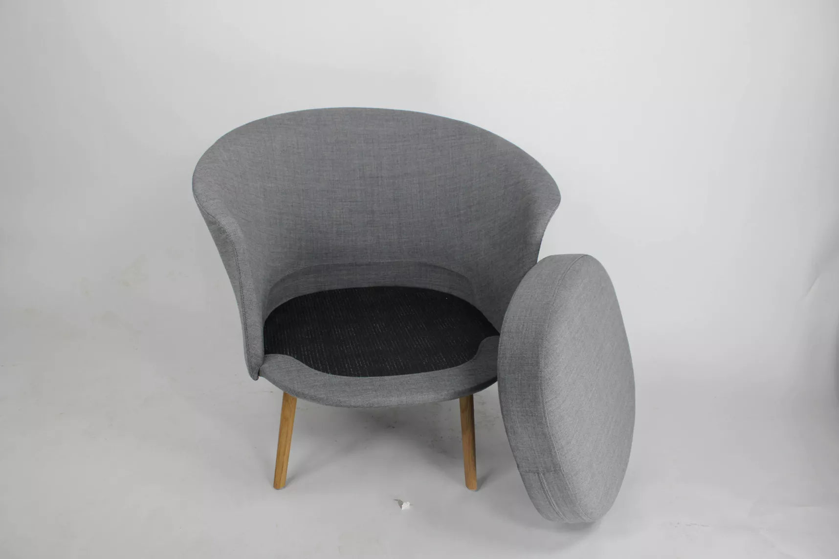 Fauteuil lounge Dorso dessiné par GamFratesi pour HAY, édité au Danemark