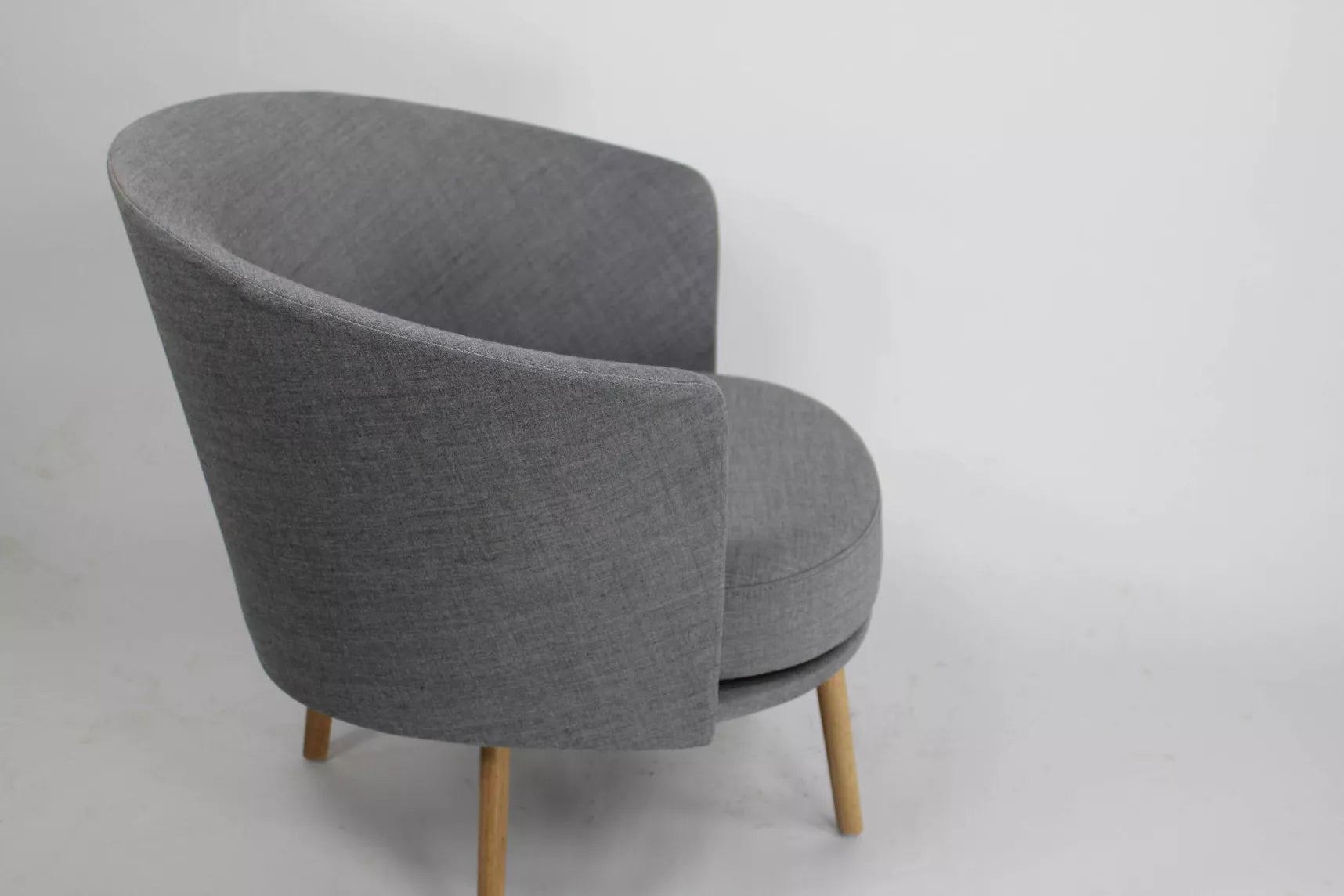 Fauteuil lounge Dorso dessiné par GamFratesi pour HAY, édité au Danemark