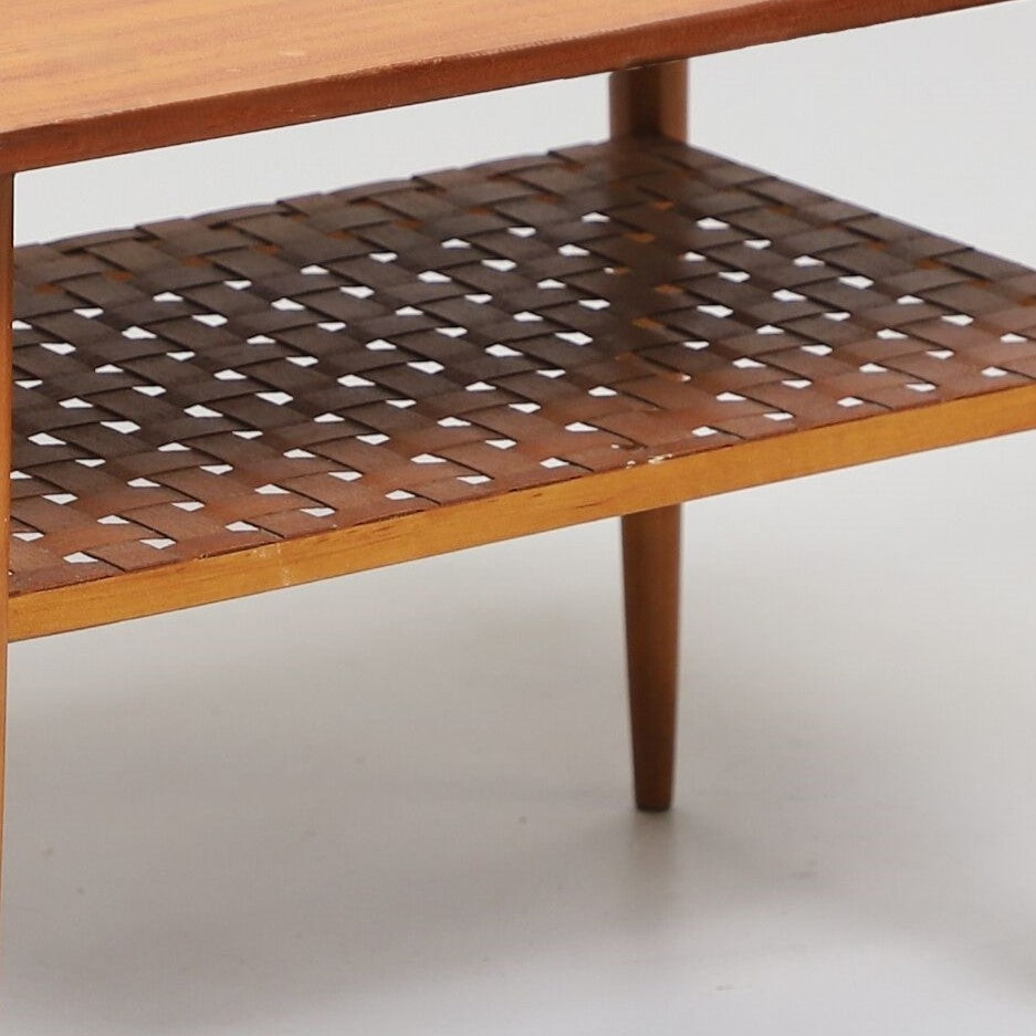 Table basse scandinave vintage en teck avec étagère tressée – années 60 - Furniture 1960