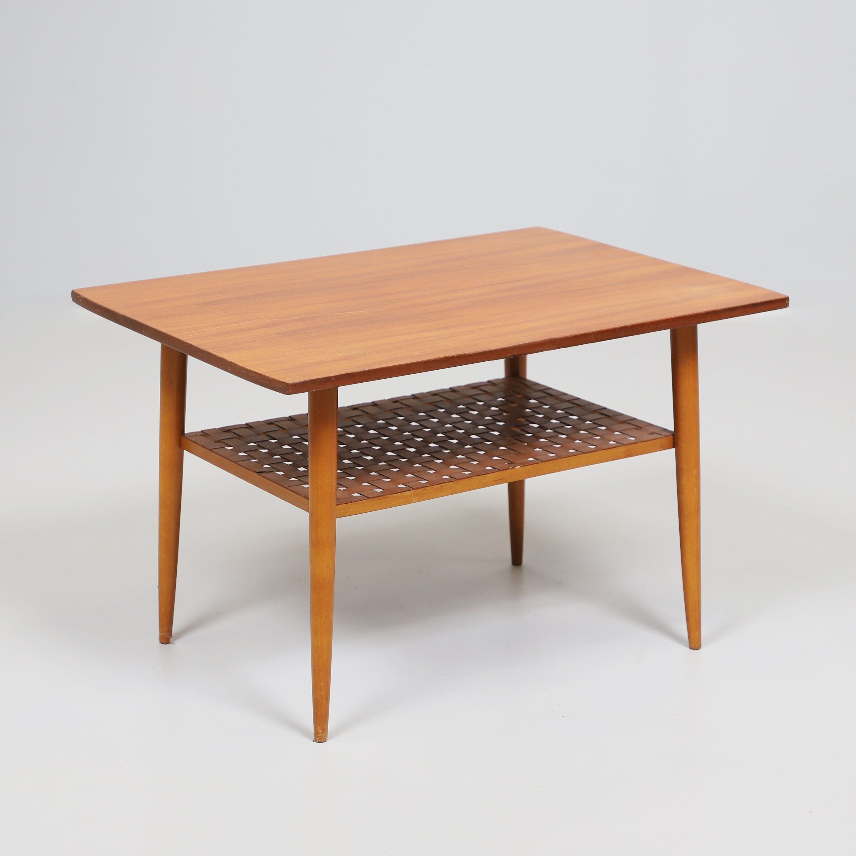 Table basse scandinave vintage en teck avec étagère tressée – années 60 - Furniture 1960