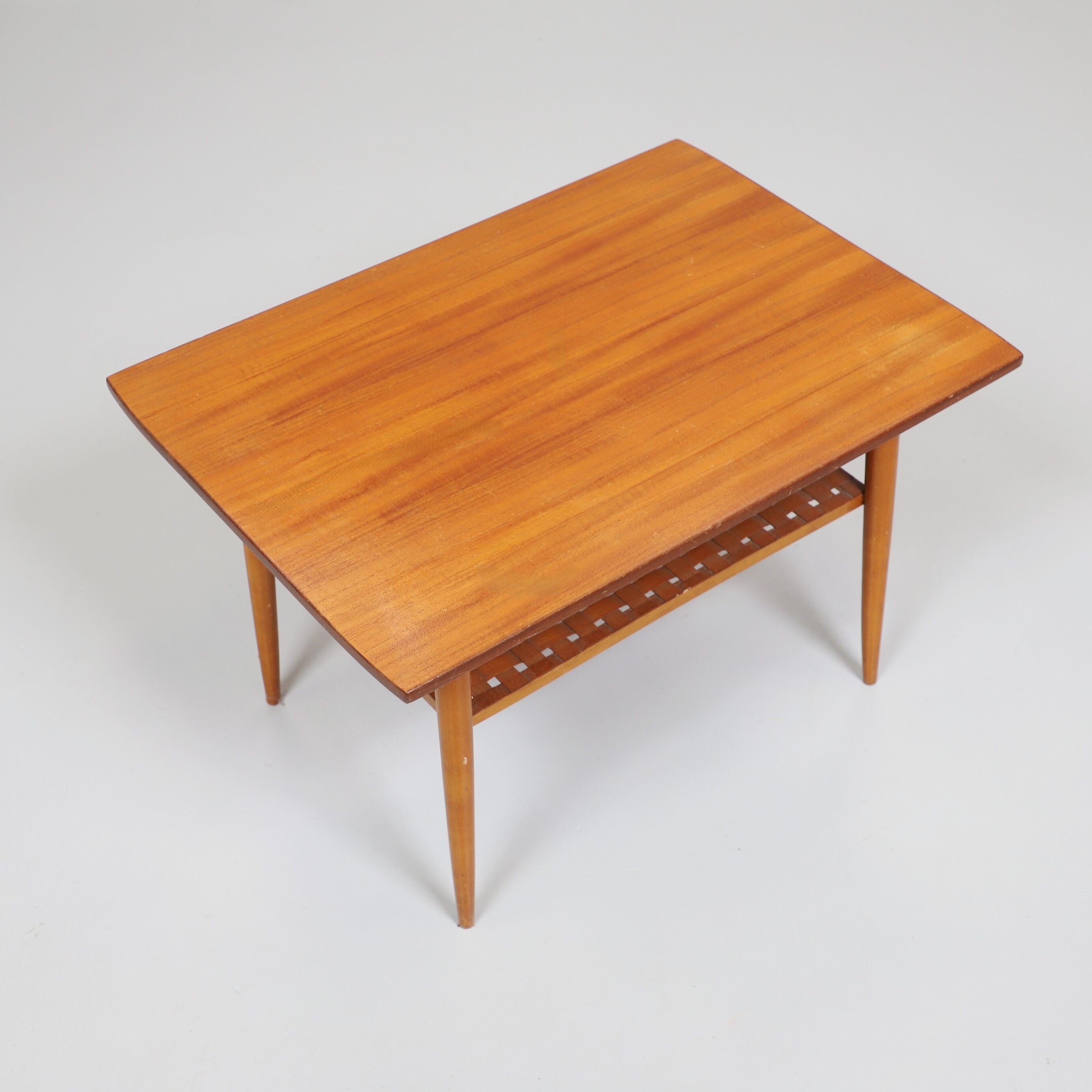 Table basse scandinave vintage en teck avec étagère tressée – années 60 - Furniture 1960