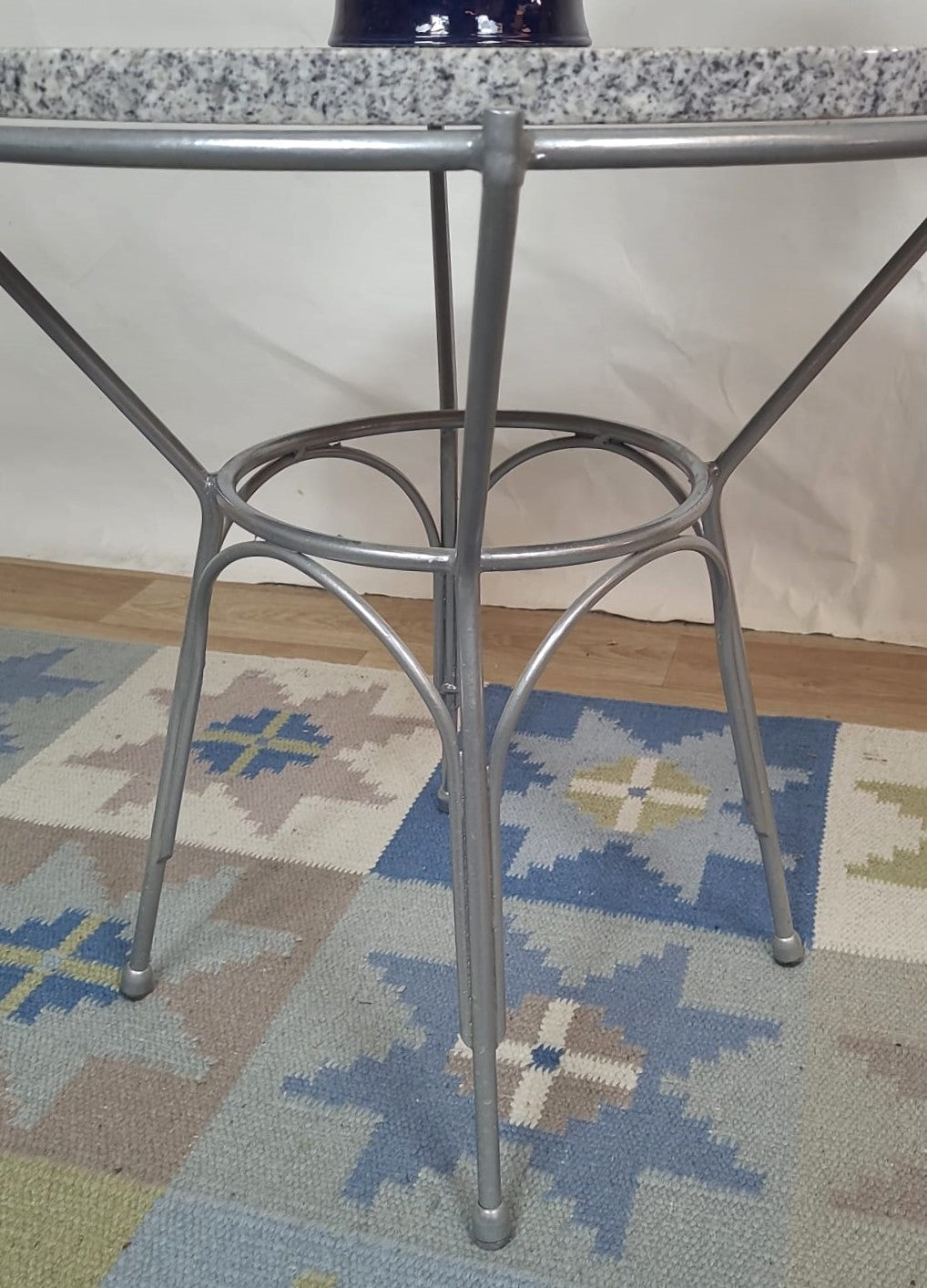 Table basse ronde en granite gris et métal argenté, design allemand 1960 - Furniture 1960